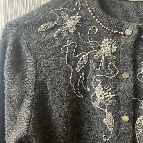 Vintage Helen Harper 1950s beaded cardigan sweater.  Cute design. Excellent cond - Picture 4 of 7